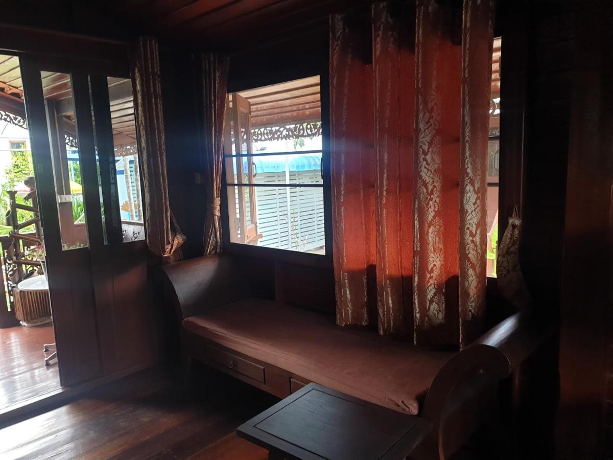 Thai Authentic Wooden House At Kata Luaran gambar